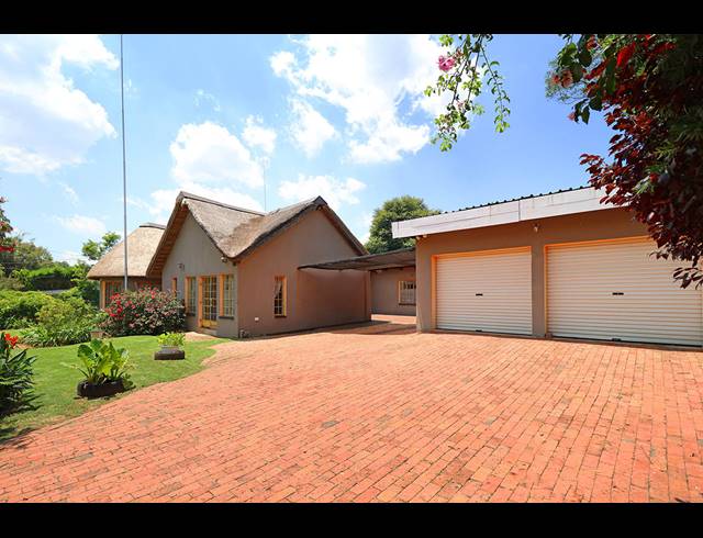 4 BEDROOM FREEHOLD FOR SALE IN GLENHAZEL